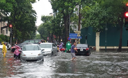 Mưa lớn, nhiều tuyến phố Hà Nội ngập trong biển nước